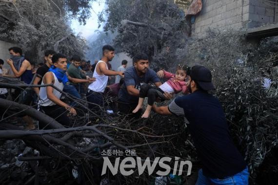 ▲6일(현지시간) 이스라엘의 폭격을 받은 가자지구 팔레스타인 주민들이 대피하고 있다. (사진=신화통신)