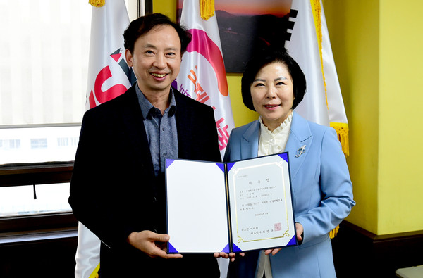 양대학교 융합산업대학원 손정희 겸임교수(오른쪽)가 뉴스인미디어 최명규 대표이사와 논설위원 위촉식 후 기념촬영을 하고 있다.