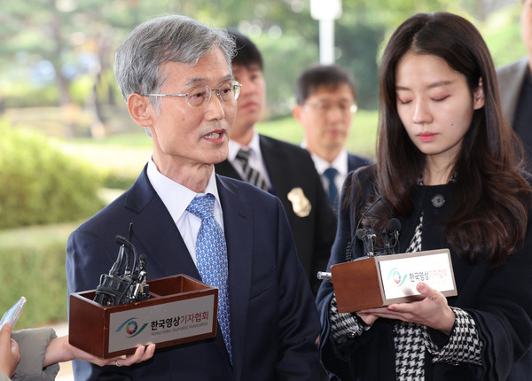 차기 대법원장 후보자로 지명된 조희대 전 대법관이 9일 오전 서울 서초구 대법원 본관 현관에서 안철상 선임 대법관 접견에 앞서 취재진 질문에 답하고 있다. 2023.11.09.