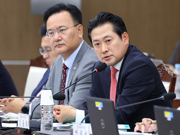 16일 오후 서울 용산구 국방부에서 열린 국회 법제사법위원회의 국방부 군사법원에 대한 국정감사에서 국민의힘 장동혁 의원이 질의하고 있다.2023.10.16 / 사진=[공동취재사진]