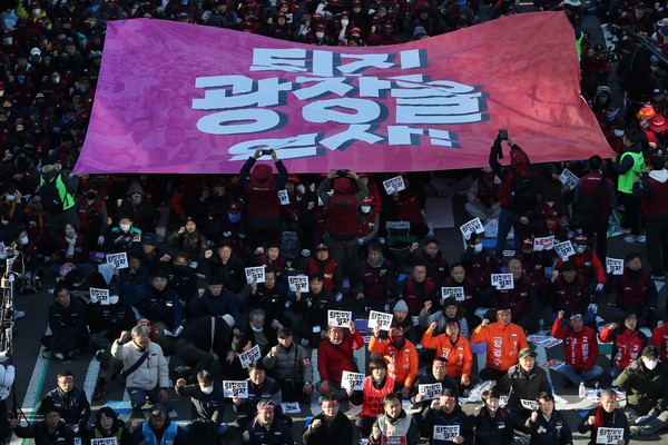 전국민주노동조합총연맹(민주노총) 조합원들이 11일 오후 서울 서대문구 통일로 일대에서 '윤석열 정권 퇴진! 전태일 열사 정신 계승 전국노동자대회'를 하고 있다.2023.11.11. (공동취재사진)