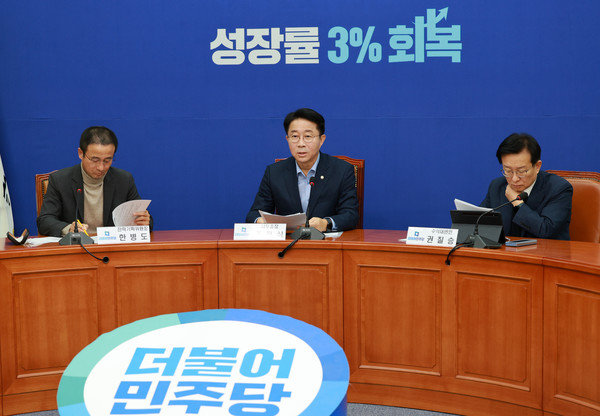 조정식 더불어민주당 사무총장이 12일 서울 여의도 국회에서 열린 기자간담회에서 발언하고 있다. 2023.11.12.