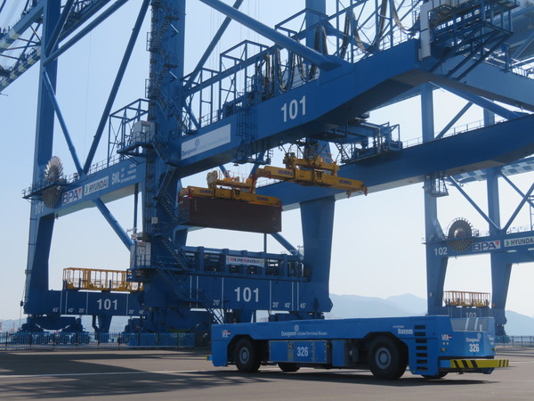 27일 오전 경상남도 창원시 진해구 부산항 신항 서컨테이너 2-5단계 부두 준공을 기념해 열린 완전자동화항만 장비 시연행사에서 무인이송장비(AGV·Automated Guided Vehicle)가 컨테이너 크레인 앞으로 이동하는 모습으로 기사 본문과는 무관. 2023.10.27