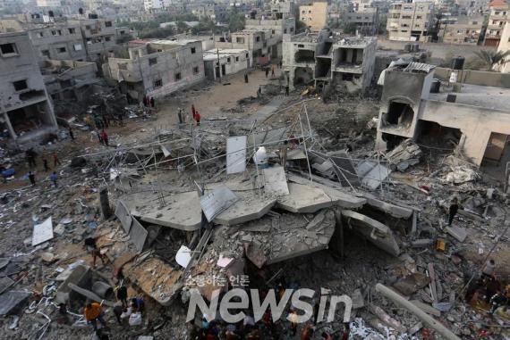 ▲11일(현지시간) 가자지구 남부 도시 라파에서 팔레스타인 주민들이 이스라엘의 폭격으로 파괴된 건물 잔해를 살펴보고 있다. (사진=신화통신)