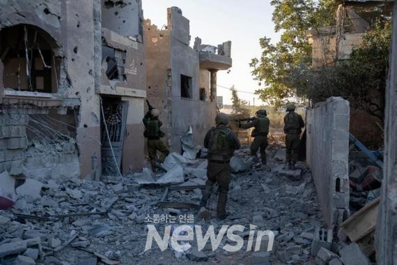 ▲이스라엘 방위군이 12일(현지시간) 가자지구 북부에서 지상 작전을 수행하고 있다. (사진=신화통신)