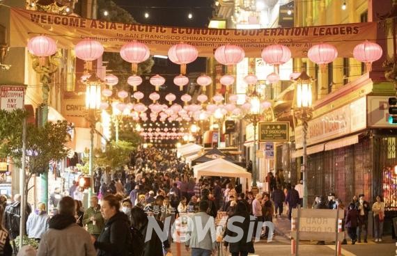 ▲지난 10일(현지시간) 미 캘리포니아주 샌프란시스코의 차이나타운에 사람들이 몰려 있다. (사진=신화통신)