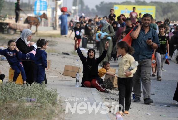 ▲10일(현지시간) 가자지구 중부에서 팔레스타인 북부 주민들이 남부로 대피하고 있다. (사진=신화통신)