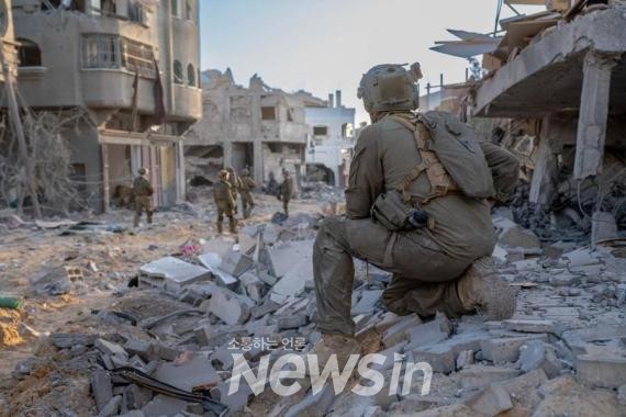 ▲지난 12일(현지시간) 가자지구 북부에서 이스라엘 군인들이 지상 작전을 수행하고 있다. (사진=신화통신)