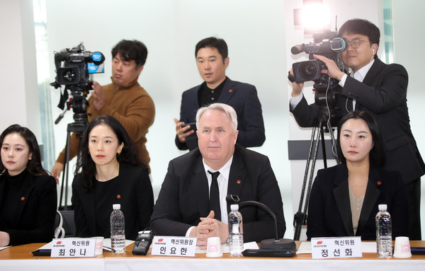 인요한 국민의힘 혁신위원장이 14일 오후 제주시 연동에 위치한 국힘 제주도당사를 찾아 당원들과 대화를 나누고 있다. 2023.11.14.