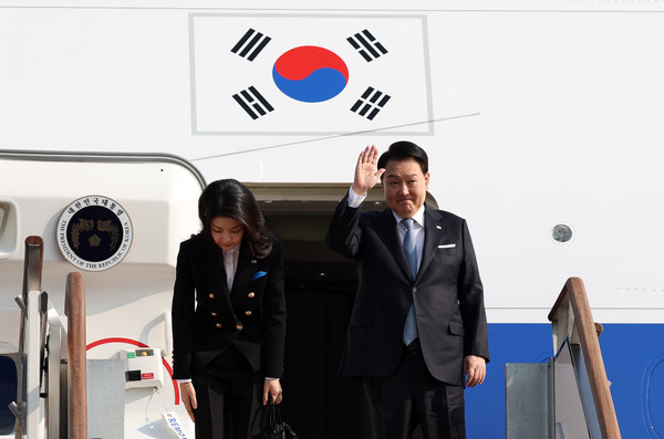 아시아태평양경제협력체(APEC) 정상회의 참석차 미국을 방문하는 윤석열 대통령과 부인 김건희 여사가 15일 경기도 성남 서울공항에서 공군 1호기 탑승에 앞서 인사하고 있다. 2023.11.15.