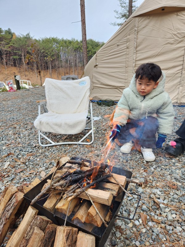 엄마 아빠랑 초겨울 캠핑하는 5살 남자. (사진 수집가 장재필) 