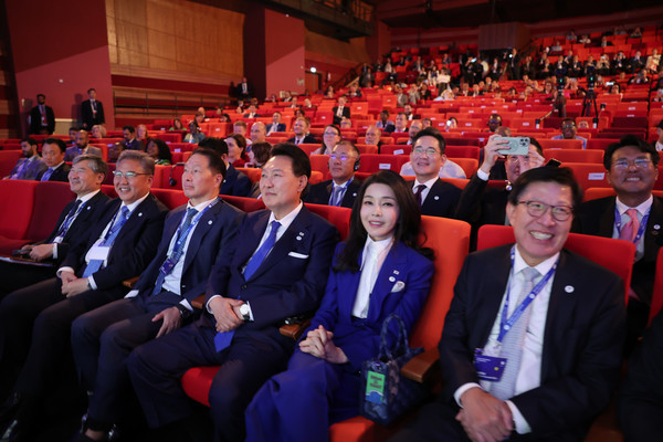 윤석열 대통령과 부인 김건희 여사가 20일(현지시간) 파리 이시레물리노에서 열린 제172차 국제박람회기구(BIE) 총회에서 진행된 2030 세계박람회 경쟁 프레젠테이션(PT)에 참석해 있다. (공동취재) 2023.06.21 / 사진=[뉴시스]