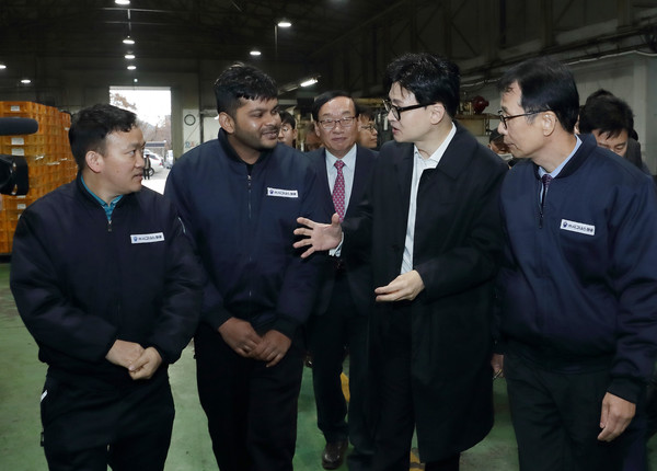 한동훈 법무부 장관이 17일 대구 달성산업단지를 방문해 외국인근로자와 만나고 있다. (사진=법무부 제공) 2023.11.17.