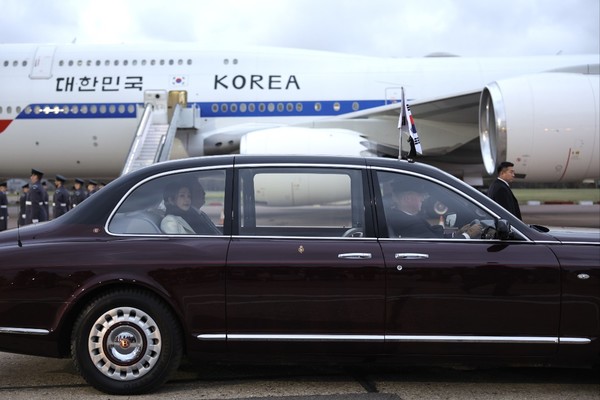 영국을 국빈 방문한 윤석열 대통령과 부인 김건희 여사가 20일(현지시간) 런던 스탠스테드 국제공항에 도착, 차량에 탑승해 이동하고 있다.2023.11.21 / 사진=[공동취재]