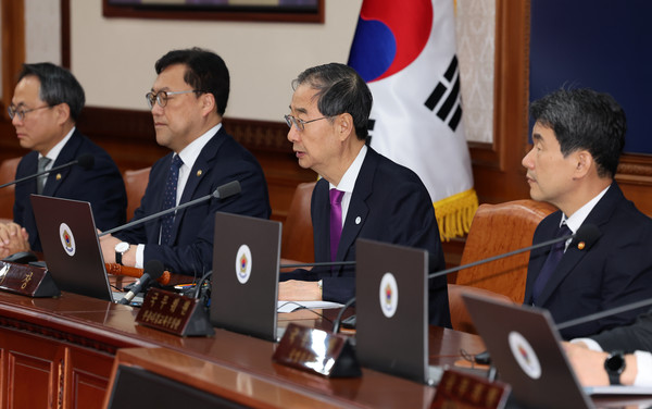 한덕수 국무총리가 22일 오전 서울 종로구 정부서울청사에서 열린 북한 군사정찰위성 '만리경 1호' 발사 대응, 9.19 남북군사합의 일부 효력정지 안건을 다루는 임시 국무회의에 참석해 발언하고 있다. 2023.11.22.