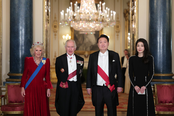 영국을 국빈 방문 중인 윤석열 대통령과 부인 김건희 여사가 21일(현지시간) 런던 버킹엄궁에서 열린 국빈만찬에서 찰스 3세 국왕 부부와 기념촬영하고 있다.2023.11.22 / 사진=[공동취재]