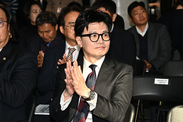 한동훈 법무부 장관이 22일 오후 서울 여의도 국회 의정관에서 열린 2023 국회 세미나 '지방소멸 위기, 실천적 방향과 대안'에 참석해 박수를 치고 있다.2023.11.22 / 사진=[공동취재사진]