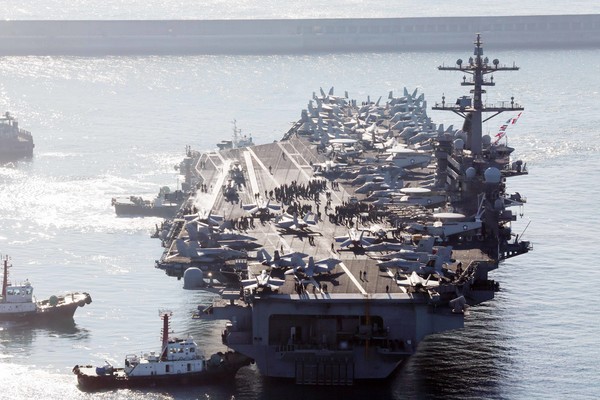 미국 해군의 핵추진 항공모함 '칼빈슨함'(CVN-70)이 21일 오전 부산 남구 해군작전사령부 부산작전기지에 입항하고 있다. 니미츠급 항모인 칼빈슨함은 길이 333m, 폭 77m이며, 비행갑판 축구장 3배 규모, 승조원 6000여 명, 항공기 80~90대 탑재하는 등 '떠다니는 군사기지'라 불린다. 2023.11.21.