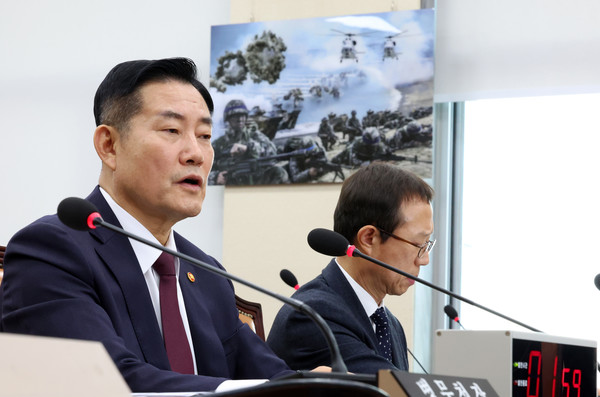 신원식 국방부 장관이 23일 오전 서울 여의도 국회에서 열린 국방위원회 전체회의에서 의원들의 질의에 답하고 있다. 2023.11.23.