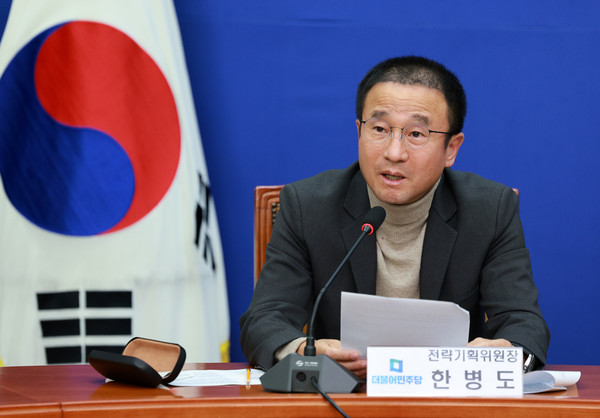 한병도 더불어민주당 전략기획위원장이 12일 서울 여의도 국회에서 열린 기자간담회에서 발언하고 있다. 2023.11.12.
