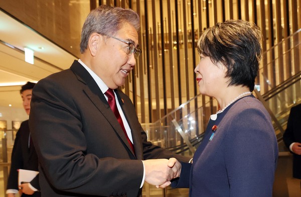 박진 외교부 장관이 26일 부산 해운대구 시그니엘 부산에서 회담을 앞둔 가미카와 요코 일본 외무상을 맞이하고 있다 2023.11.26 / 사진=[공동취재]