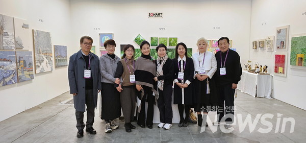 소하갤러리 부스 (좌)도철규, 정은주, 박영미, 김민진, 김소하 대표, 임연재 큐레이터, 이선경, 이홍순 작가(사진=정경호 기자)
