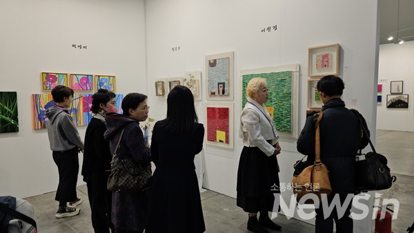 이선경 작가 작품 설명을 하고 있다(사진=정경호 기자)