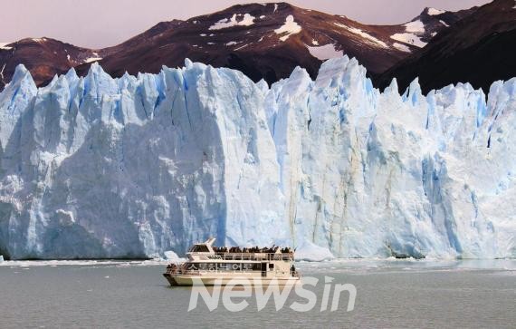 ▲2011년 1월 20일 아르헨티나 파타고니아 지역의 모레노 빙하 앞을 유람선이 지나고 있다. (사진=신화통신)