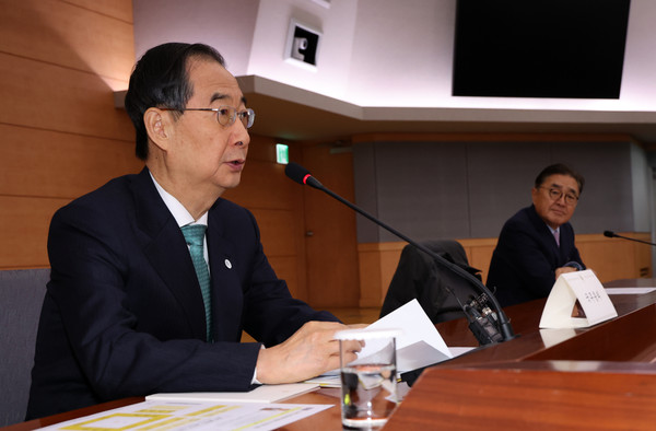 한덕수 국무총리가 24일 오전 서울 종로구 정부서울청사 별관에서 열린 제11차 미세먼지특별대책위원회 회의에 참석해 발언하고 있다. 2023.11.24.