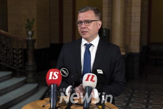 ▲페테리 오르포 핀란드 총리가 지난 5월 2일 헬싱키 하원에서 정부와 협상을 앞두고 언론과 인터뷰하고 있다. (사진=신화통신)