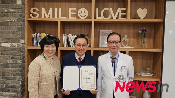 왼쪽 더존의료재단 이금자 이사장, 중앙 안산동산교회 천종관 목사, 오른쪽 신원한 진료원장