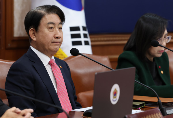 이동관 방송통신위원장이 1일 오전 서울 종로구 정부서울청사에서 열린 임시 국무회의에 참석해 자리하고 있다. 2023.12.01