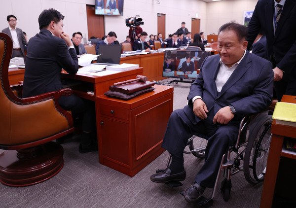 이상민 더불어민주당 의원이 23일 오전 서울 여의도 국회에서 열린 외교통일위원회 전체회의에 참석한 후 회의장을 나서고 있다. 2023.11.23.