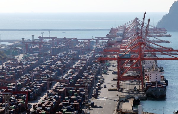 산업통상자원부는 지난 11월 수출이 전년 동월 대비 7.8% 증가한 558억 달러(72조5958억원)로 집계되는 등 2개월째 증가세를 기록했다고 1일 밝혔다. 더불어 지난달 무역수지 역시 6개월 연속 흑자를 나타냈다. 이날 부산 남구 신선대 부두에서 컨테이너 선적 및 하역작업이 진행되고 있다. 2023.12.01.