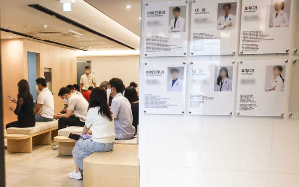 24일 서울시내 한 이비인후과를 찾은 시민들이 진료를 받기 위해 대기하고 있다. 올해 28주차인 지난 9∼15일 전국 196개 표본감시 의료기관을 찾은 외래환자 중 독감 증상을 보인 의사환자 수는 1000명당 16.9명이었다. 직전 주의 16.3명에서 소폭 늘어난 것으로, 16.9명은 2022∼2023절기 독감 유행기준인 1000명당 4.9명의 3배가 훌쩍 넘는 수준이다. 지난해 9월 16일 발령된 유행주의보도 장장 10개월 넘게 유지되고 있다. 2023.07.24.