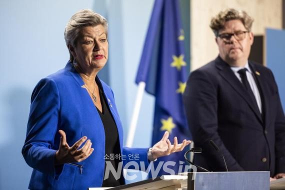 ▲윌바 요한손 유럽연합(EU) 내무담당 집행위원(왼쪽)이 지난 1월 26일 스웨덴 스톡홀름에서 기자회견하고 있다. (자료사진)