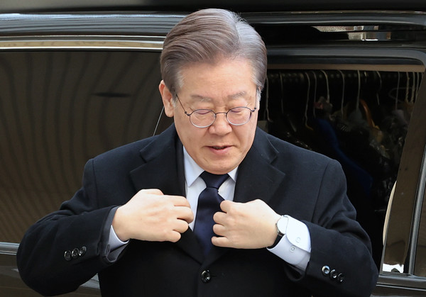 이재명 더불어민주당 대표가 8일 오전 서울 서초구 서울중앙지방법원에서 열린 '故 김문기·백현동 허위 발언' 관련 공직선거법 위반 혐의 16차 공판에 출석하기 위해 차에서 내리고 있다. 2023.12.08