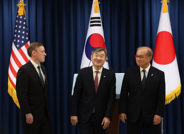 조태용(가운데) 국가안보실장, 제이크 설리번(왼쪽) 미국 백악관 국가안보보좌관, 아키바 다케오 일본 국가안전보장국장이 9일 서울 용산 대통령실 청사에서 한미일 안보실장회의 공동 브리핑을 마친 뒤 기념촬영을 하고 있다. 2023.12.09.
