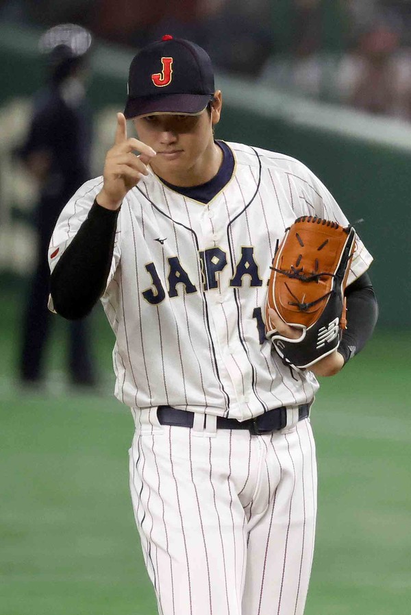 9일 일본 도쿄돔에서 열린 월드베이스볼클래식(WBC) 2023 B조 일본과 중국의 경기, 일본 선발투수 오타니 쇼헤이가 마운드에 올라 일본 야구팬들에게 인사하고 있다. 2023.03.09.