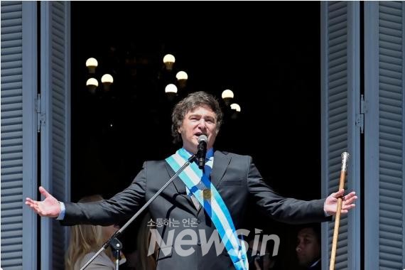 ▲하비에르 밀레이 아르헨티나 신임 대통령이 10일(현지시간) 부에노스아이레스의 대통령궁에서 연설하고 있다. (사진=신화통신)