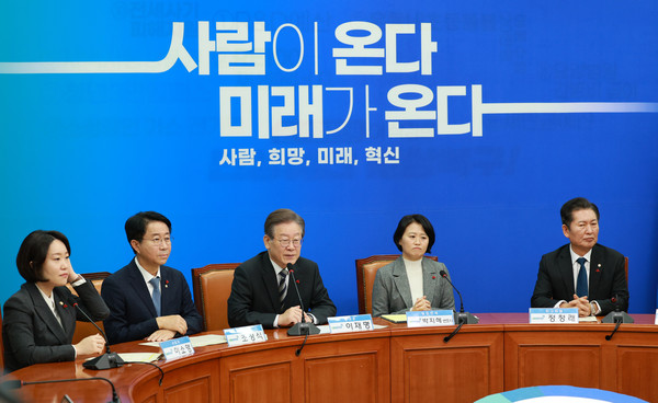 이재명 더불어민주당 대표가 11일 오전 서울 여의도 국회에서 열린 1차 인재영입식에서 환영사를 하고 있다. 2023.12.11.