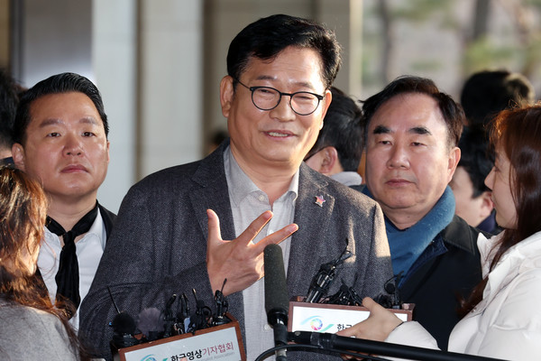 더불어민주당 전당대회 돈봉투 살포 의혹의 정점으로 지목된 송영길 전 더불어민주당 대표가 8일 오전 서울 서초구 서울중앙지방검찰청에 피의자 신분으로 출석하며 취재진 질문에 답하고 있다. 2023.12.08