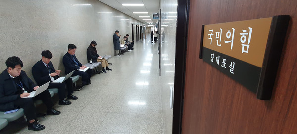 13일 오전 서울 여의도 국회 국민의힘 당표실 앞에 취재진이 대기하고 있다. 김 대표는 이틀 동안 공식 일정 등을 모두 취소하고 총선 불출마나 대표직 사퇴 등 자신의 거취에 대한 고민을 이어가고 있다. 2023.12.13.