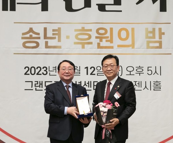 특별상을 수상한 석동현 민주평통 사무처장.