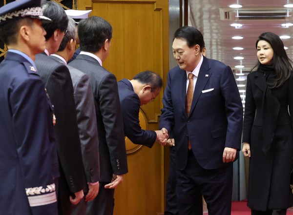 네덜란드 국빈 방문 일정을 마치고 귀국한 윤석열 대통령이 15일 성남 서울공항에 도착해 환영 나온 윤재옥 국민의힘 원내대표와 악수하고 있다. 2023.12.15