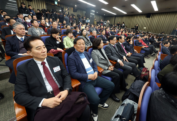 18일 오후 서울 여의도 국회에서 열린 국민의힘 국회의원·당협위원장 연석회의에서 참석자들이 윤재옥 국민의힘 당 대표 권한대행 겸 원내대표의 발언을 듣고 있다. 2023.12.18.