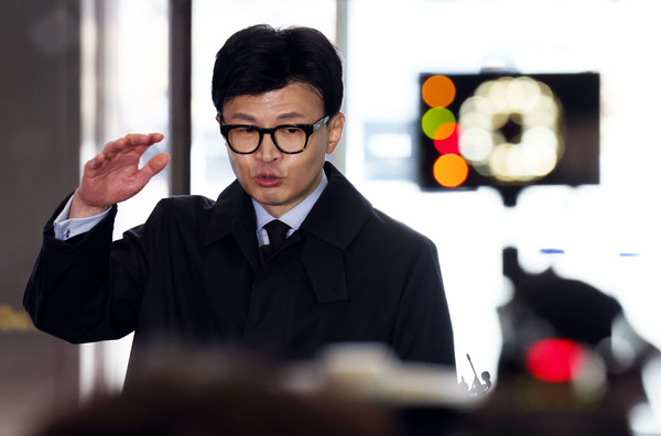 한동훈 법무부 장관이 19일 오후 서울 국회 입구에서 ‘국민의힘 비대위원장’ 관련 취재진의 질문에 답변하고 있다. 2023.12.19