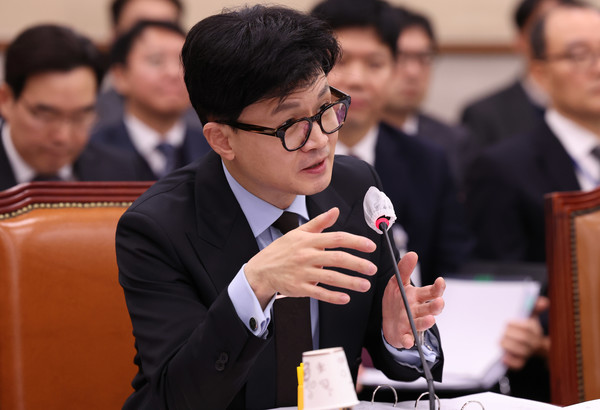 한동훈 법무부 장관이 19일 오후 서울 여의도 국회에서 열린 법제사법위원회 전체회의에서 의원의 질의에 답변하고 있다. 2023.12.19.