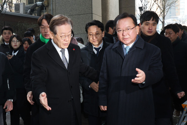 이재명(왼쪽) 더불어민주당 대표, 김부겸 전 총리가 20일 오전 서울 중구 한 식당에서 오찬 회동을 위해 이동하고 있다. 2023.12.20.