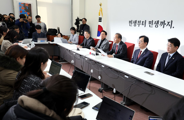 윤재옥 당 대표 권한대행 겸 원내대표가 21일 오후 서울 여의도 국회에서 열린 긴급 현안 관련 기자회견에서 "한동훈 법무장관을 비대위원장 추천한다"고 발표하고 있다. 2023.12.21.